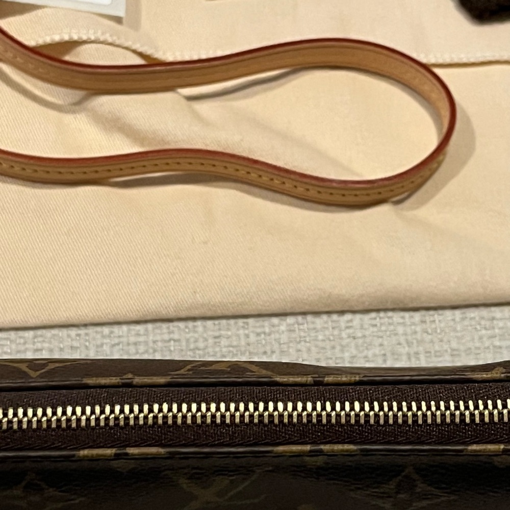 Authentic Louis Vuitton Pochette Accessories NM in the Monogram - Picture 13 of 16